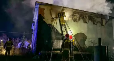 Pożar pustostanu w Trąbkach. Pięć zastępów straży walczyło z ogniem