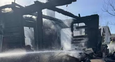 Dramatyczny pożar w Kozicach. Drewniany dom stanął w ogniu, w akcji sześć zastępów straży