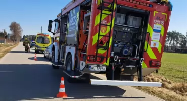 Volkswagen uderzył w słup. Samochodem podróżowały dwie osoby