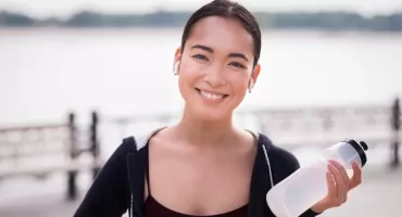 Butelki z logo jako przykład praktycznej komunikacji marki