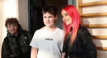 Niezwykłe wydarzenie: Popularna wokalistka i twórczyni internetowa spotkała się z uczniami