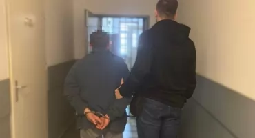 Z odpaloną piłą spalinową ruszył na policjantów, grożąc im śmiercią