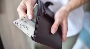 Przed sklepem znalazł portfel z gotówką - Ma poważne kłopoty