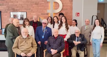 Niezwykła lekcja historii i patriotyzmu. „Czerwone Korale” z „Ekonomika” u Powstańców Warszawskich