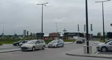 Kolizja przy centrum handlowym Aura Park. Internautka: 