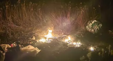 Pożar śmieci między Gocławiem a Puznówką. Strażacy w akcji