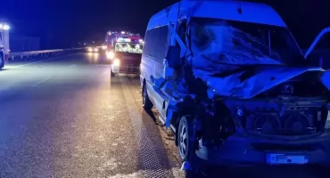 Wieczorna kolizja na S17. Mercedes uderzył w ciężarówkę pod Górznem