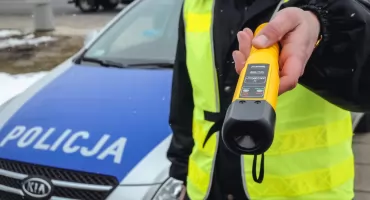 Przyszła na policję wyjaśnić jazdę po alkoholu... znów będąc pijana. Przyjechała autem