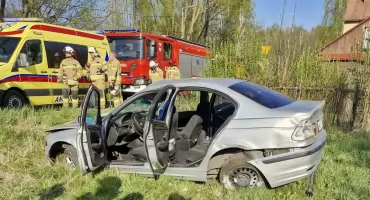 18-latek stracił panowanie nad BMW i dachował