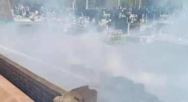 Na cmentarzu zapaliły się śmieci