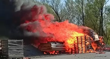 Strażacy ugasili pożar palet