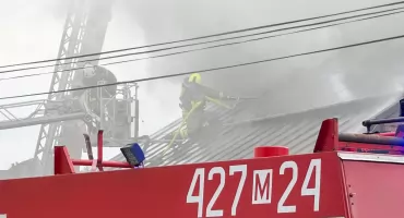 Strażacy walczą z pożarem domu na Staszica w Garwolinie