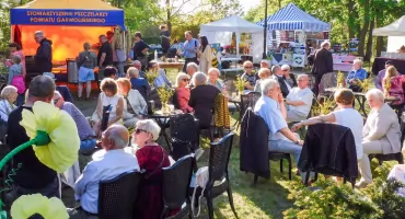 Piknik rodzinny w Miętnem przyciągnął miłośników miodu i pszczelarstwa