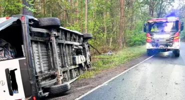 Wypadek na DK-76. Bus uderzył w drzewo