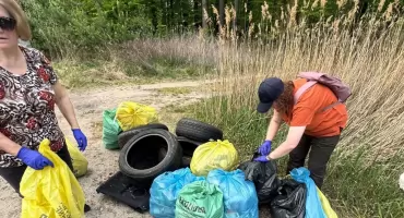 Wzięli worki i ruszyli w teren. Mieszkańcy gminy Pilawa posprzątali lasy i pobocza