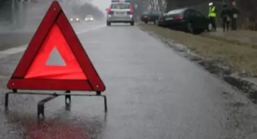 Nietrzeźwa kobieta uderzyła samochodem w kapliczkę