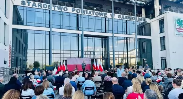 Wiec PiS pod budynkiem starostwa