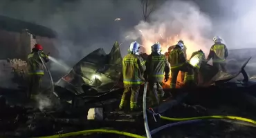 Pożar stodoły w Zgórzu – osiem jednostek straży walczyło z ogniem
