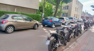 Codzienna walka o parking przy liceum na Długiej 
