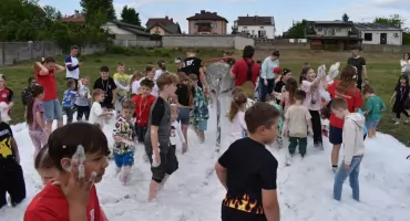 Dzień Dziecka w Łaskarzewie. Wyróżnienia dla uczniów, spektakl Trzy Świnki i Piana Party