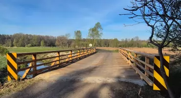 Most drewniany gotowy do użytku po remoncie. Dlaczego nie stalowy?