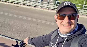 Nieznane oblicze znanych mieszkańców. Wójt składa ludziom komputery