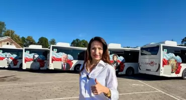 Patriotyczne autobusy na drogach powiatu