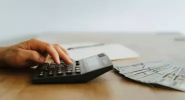 Minimalizm finansowy – jak ograniczenie zbędnych wydatków wpływa na komfort psychiczny?