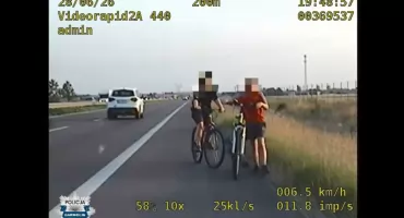 Dzieci na rowerach na drodze ekspresowej. Pod prąd i bez kasków