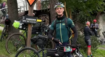 Złapał gumę i stracił okulary, ale jedzie dalej. Damian Łapacz walczy w ultramaratonie Wisła 1200