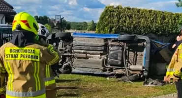 Dachowanie w Piastowie. Kierowca i dziecko trafili do szpitala