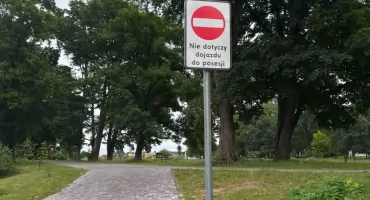 Zakaz wjazdu na deptak przy stawie