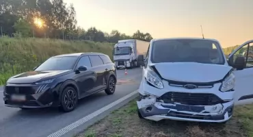 Kolizja na S17. Ford uderzył w tył peugeota