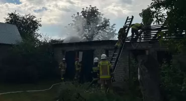 Pożar budynku gospodarczego. W akcji pięć zastępów