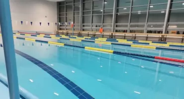 Basen w Miętnem zamknięty. Problemy z konstrukcją dachu