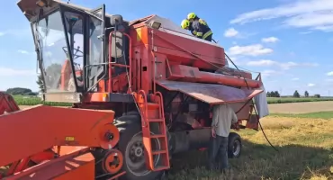 Pożar kombajnu w Górznie. Szybka reakcja świadków i sprawna akcja strażaków