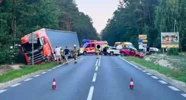 Wypadek na DW801. Zderzyły się trzy pojazdy