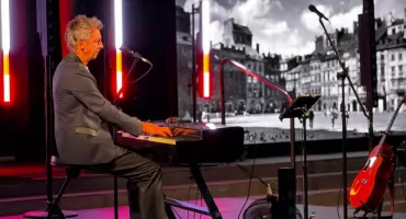 Maciej Miecznikowski zaśpiewał dla pamięci Powstania Warszawskiego. Patriotyczny koncert przed starostwem w Garwolinie