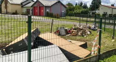 Nie wyrzucaj odpadów przy remizie. OSP Podłęż zapowiada zgłoszenia na policję