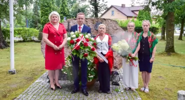 Powstanie Warszawskie uczczone w Borowiu. Mieszkańcy złożyli kwiaty pod Pomnikiem Niepodległości