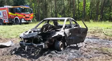 Samochód spłonął podczas jazdy po polu. Za kierownicą siedział 26-latek