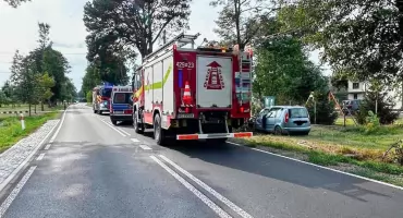 Samochód uderzył w drzewo. Dwie osoby ranne