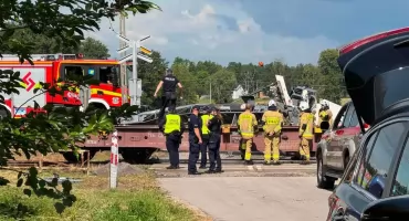 Maszyna drogowa zderzyła się z pociągiem