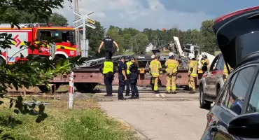Zderzenie maszyny drogowej z pociągiem. Kierowca uciekł z miejsca zdarzenia