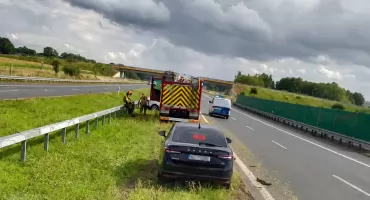 Kolizja na S17. Renault uderzyło w bariery