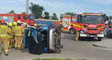 Auto przewróciło się na bok na parkingu przy Aura Park. Zderzenie dwóch samochodów