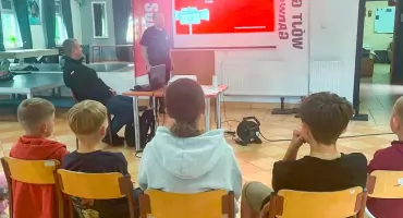 Dzieci uczą się, jak reagować w sytuacjach zagrożenia. Szkolenia w OSP Sulbiny