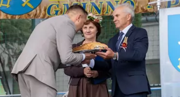 Chleb od Kopików i 27 dożynkowych delegacji. Gmina Łaskarzew dziękowała za plony w Krzywdzie