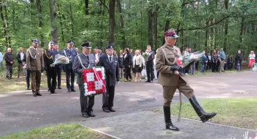 Cześć i pamięć bohaterom z 1939 roku. Obchody na leśnej polanie w Uninie