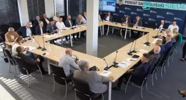 Niespodziewany zwrot akcji na sesji Rady Powiatu Garwolińskiego. Obrady przerwane do poniedziałku
